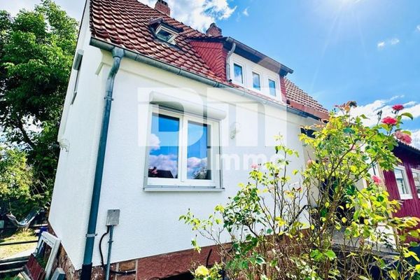 Casa unifamiliare completamente ristrutturata con garage doppio, ampio giardino e oasi per home office