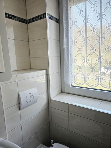 6 konut birimi + garajlar * %7 BMR* enerji sınıfı B – Bad Beispiel EG rechts