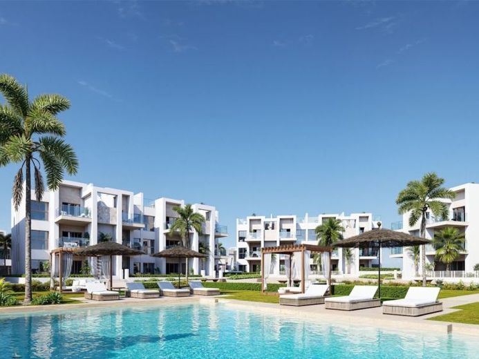 Wohnungen mit 2 Schlafzimmern, Tiefgaragenstellplatz und Gemeinschaftspool in einer wunderschönen Golfanlage und nur 500 m vom Strand – Foto 1