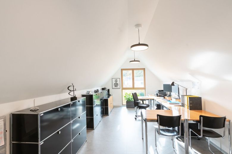 Mehr als ein Büro: Stilvolle Arbeitswelt mit Großzügigkeit und Charakter – Büro Spitzboden