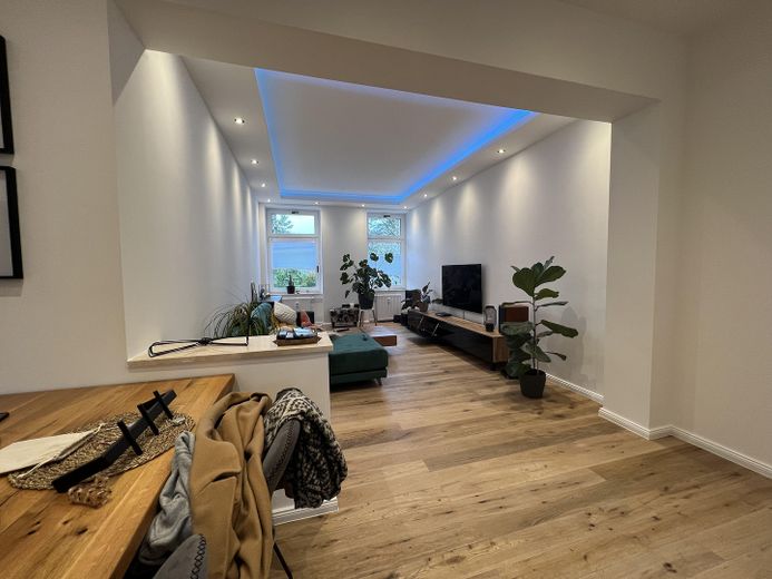 Lussuoso appartamento di 4 locali risanato con cucina componibile unica sul Kaßberg – Blick ins Wohnzimmer