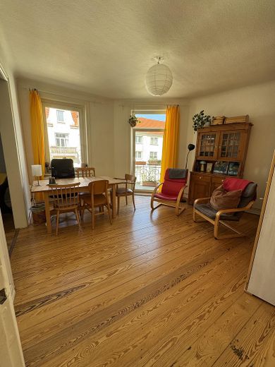 gern an WG`s, Charmante Altbauwohnung mit 2 Balkonen, 3–4 Zimmer, EBK, Bad mit Badewanne – Wohnzimmer 1