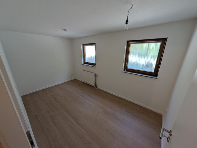High-quality, bright & perfect for working from home: well-maintained 4-room apartment in Eutingen – Schlafzimmer 1