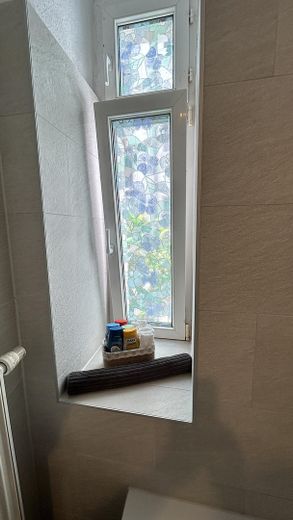 Großzügiges Helmholtzkiez-Apartment im Loft-Stil mit separatem Schlafzimmer, bezugsfrei – Badezimmer