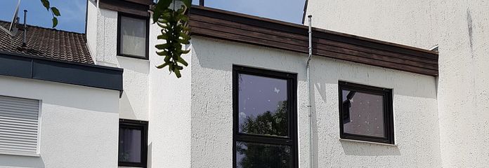Ruhiges Reihenmittelhaus in Neukeferloh - 5 Zimmer + Hobbyraum + Garage – Hausansicht - Eingang