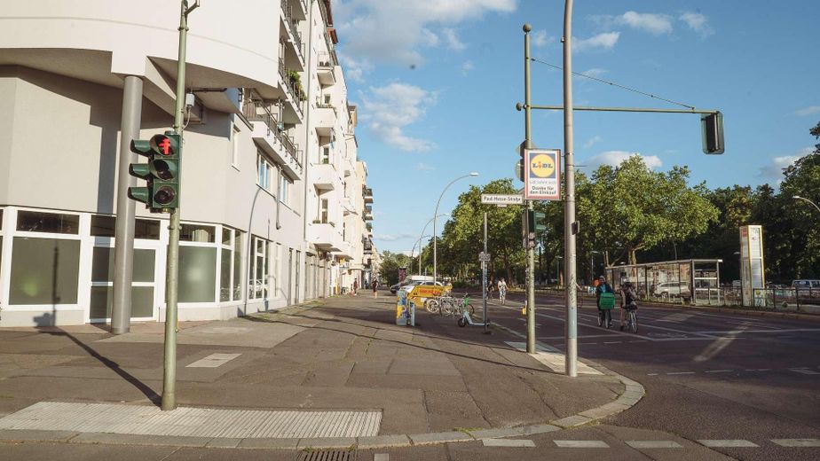 Vielfältige Fläche in Top-Lage von Berlin - Moderne Studio-, Laden-, oder Bürofläche – Front Ansicht