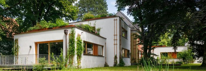 Helle ruhige Wohnung im Park mit großem Süd-West-Nord-Balkon – Blick vom Teich auf Wohnung