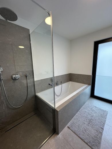 Provisionsfrei: neuwertiges MFH in Rodenkirchen – Badezimmer