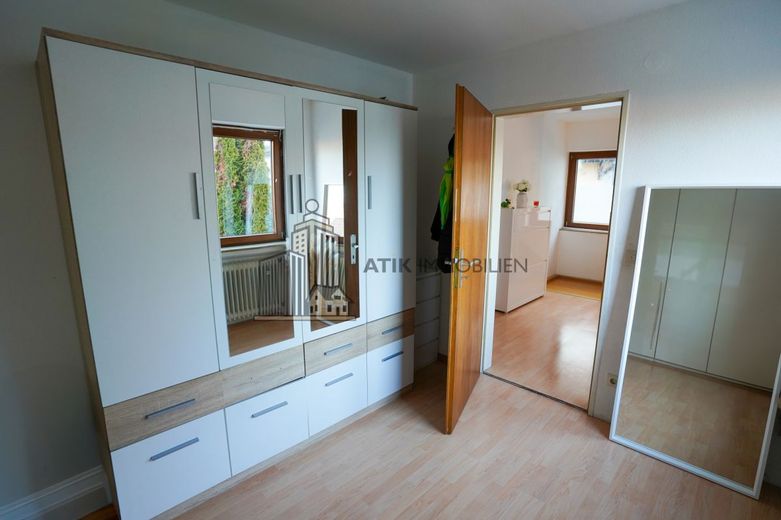 ATIK: Freistehendes Zweifamilienhaus mit Anbau auf großem Grundstück – Schlafzimmer 1. OG