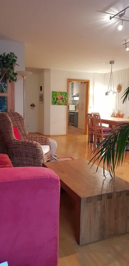 Beste Lage, Pilsensee, großes, gepflegtes Einfamilien-RMH, 141 m² Wfl., inkl. 2 Carports, Bj. 1998 – WZ Blick Richtung Küche