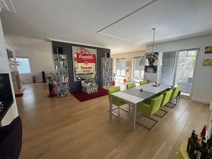 Große und modern-luxuriös ausgestattete Villa im Toskana-Stil am Hamburger Stadtrand zu verkaufen – Essbereich (1)