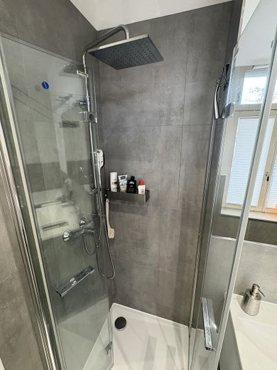 Apartamento de 3 habitaciones recién reformado, con cocina equipada de lujo y amplio balcón, en alquiler – Foto 16