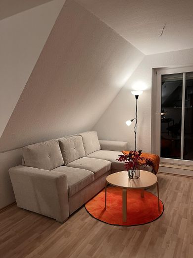 Grünhain'de satılık geniş, tam mobilyalı 2,5 odalı daire – Wohnbereich