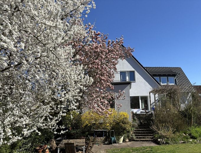 Großes Einfamilienhaus mit Einliegerwohnung in Groß-Buchholz, sehr ruhige Lage – Rückseite des Hauses