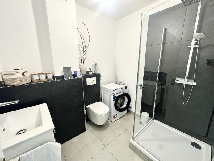 Moderne 2 Zimmer im kernsanierten Altbau – Badezimmer