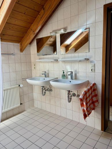 Großzügige 2-Zi.-Whg. 80qm mit EBK und Balkon (möbliert/unmöbliert) - befristet für 9 bis 18 Monate – Badezimmer