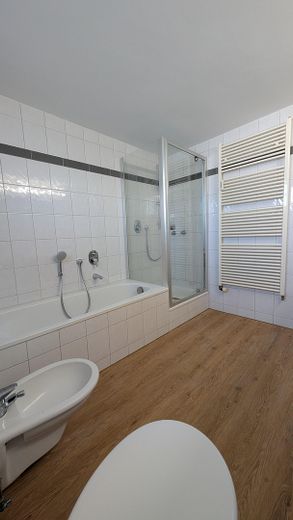Badewanne und Dusche