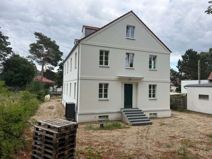 Erstbezug im Neubau – Hochparterre-Wohnung im Zweifamilienhaus mit Terrasse & großem Gartenanteil – Foto 1
