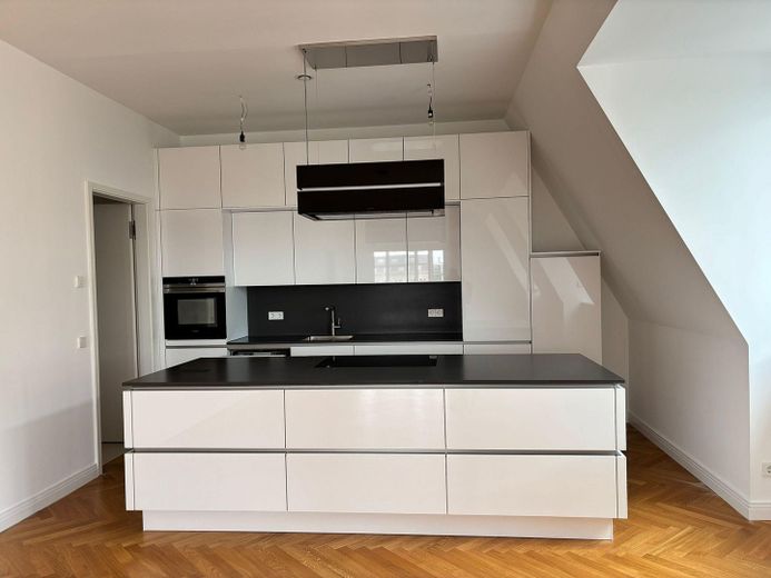 Provisionsfrei: Außergewöhnliche Dachgeschosswohnung mit Blick über Berlin und toller Dach-Terrasse – Küche frontal