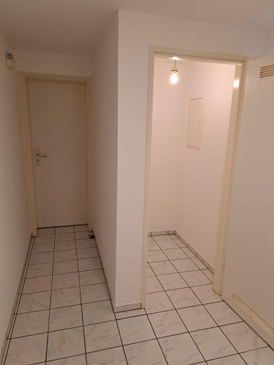 Appartamento di 2 locali seminterrato nel centro – Eingang-Flur-Kammer