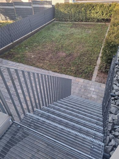 Stahltreppe (vom Balkon aus)