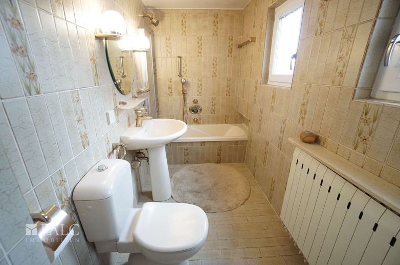 Stilvolles Familienhaus zu verkaufen! – Badezimmer EG