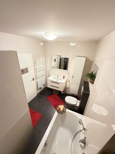 1–2 Familienhaus mit ca.300 m² Wfl.auf großzügigem 1.050-m²-Grundstück–ideal für Wohnen und Arbeiten – Masterbad/begehbare Dusche OG
