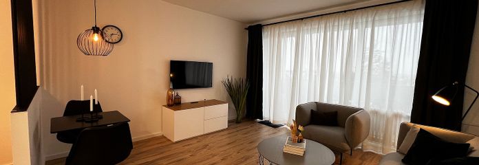 Furnished Apartment in Langen – Balcony, Internet & Washing Machine | Available Immediately – Wohnbereich mit Essplatz