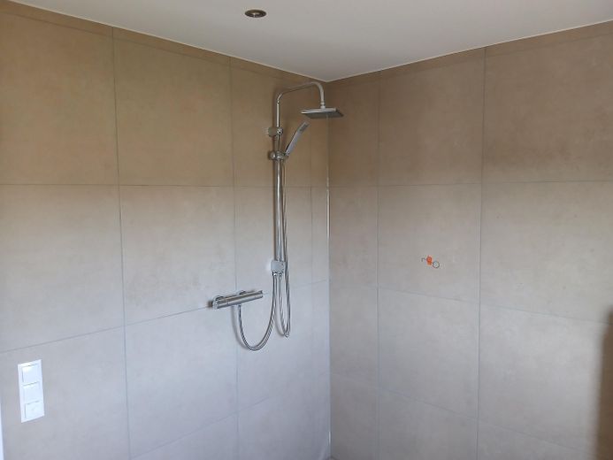 Altersgerechte Erstbezugswohnungen für Seniorinnen und Senioren – Bad  Dusche