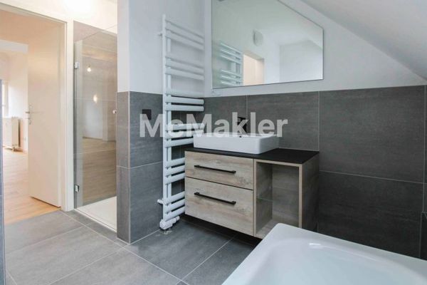 *Bezugsfrei* Moderne Maisonette-Wohnung mit EBK, Galerie und Stellplatz - frisch saniert