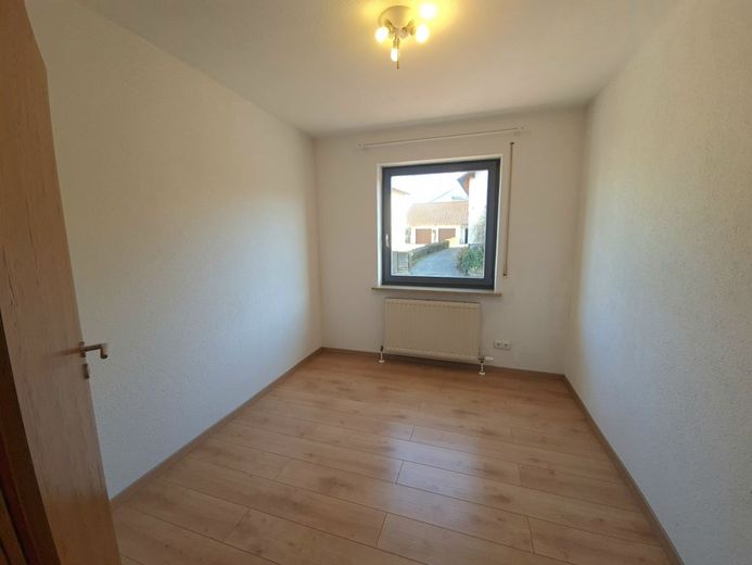 **PROVISIONSFREI** Top modern renoviertes Zweifamilienhaus in Breitengüßbach – Kinderzimmer 1 EG