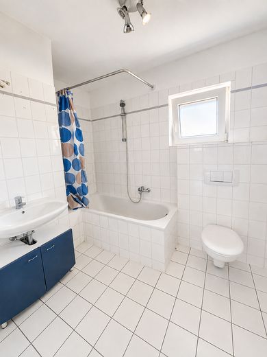 Großzügig geschnittene 3-Zimmer-Wohnung mit Balkon und viel Tageslicht in Bremerhaven-Mitte – Badezimmer
