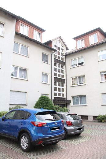 2,5 odalı Altenbochum, balkon, sakin, yeşil, merkezi, banyo: küvet + duş, gerçek ahşap parke – Vorderfront