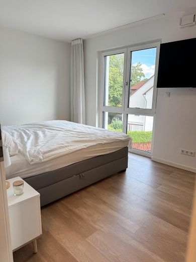 Exklusive 3-Zimmer-Wohnung in Fürth-Burgfarrnbach – hochwertige Küche, Balkon, Aufzug & TG – Schlafzimmer 1