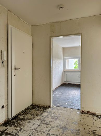 Energetisch saniert - 2-Zimmer-Whg. mit großem Balkon / Umbau in 3-Zimmer-Whg. möglich – Neue Wohnungstüre