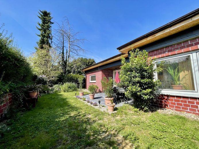 Fröndenberg-Frömern: Freistehender Bungalow mit Garage in familienfreundlicher Lage! – Terrasse und Garten