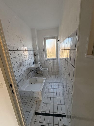 Ruhige 2-Zi.-Wohnung mit Balkon und Garten in Lichterfelde – sanierungsbedürftig – Bad