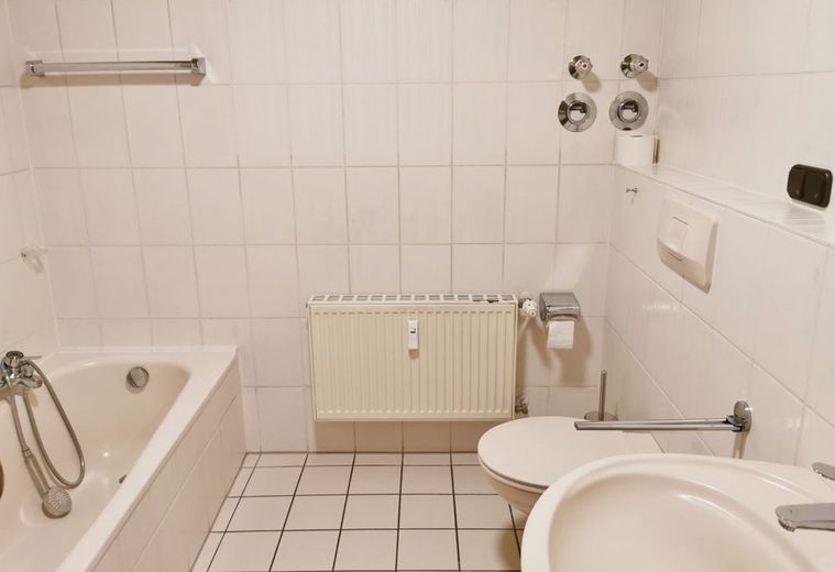 Bad mit Wanne...