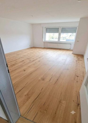 Sanierte 2-Zimmer Wohnung; Loggia mit Blick ins Grüne, ruhig gelegen, 1km bis Stadtzentrum – Wohnzimmer