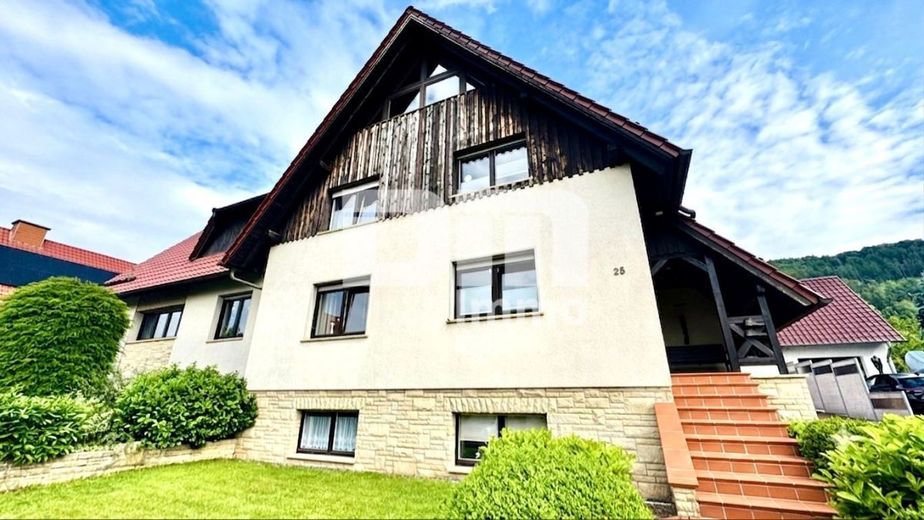 Hochwertiges 1-2 Familienhaus mit Nebengebäude in begehrter Lage mit vielen Extras – Frontansicht Titel