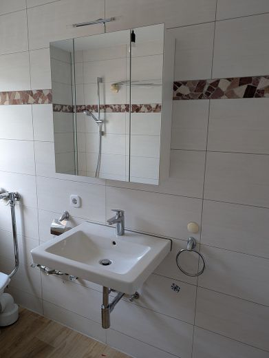 Waschtisch, Spiegelschrank