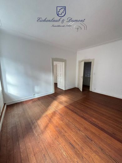 Gepflegte 4-ZKB Altbauwohnung mit Balkon im Regierungsviertel – Ansicht Raum 1
