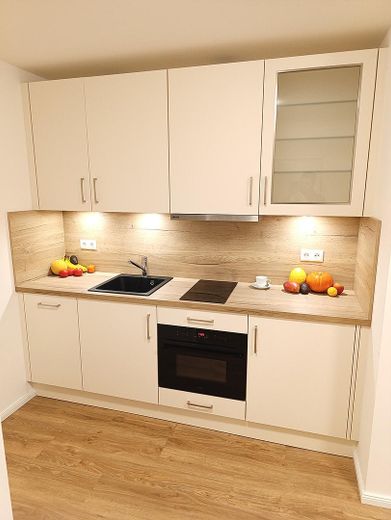 Küchenzeile mit Elektrogeräten