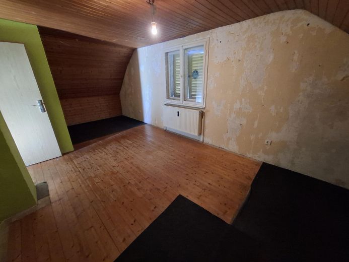 Nbg-Gaismannshof’ta inci - Tek ailelik ev (veya 3 odalı mutfak-banyo zemin kat + 2 odalı mutfak-banyo çatı katı) ve büyük, sakin bahçe – Schlafz. li. (Dielen/Paneelen)