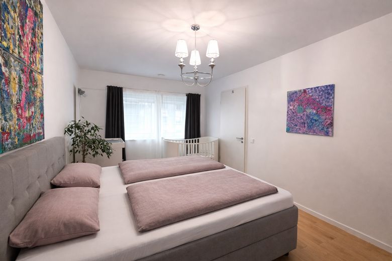 Amueblado: moderno apartamento de 4 habitaciones en los Welfenhöfen (limitado a dos años) – Schlafzimmer_2
