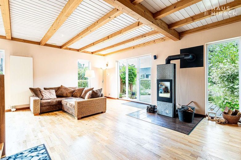 Großzügiges, energieeffizientes Architektenhaus in Am Hagen – Wohnbereich / Kamin