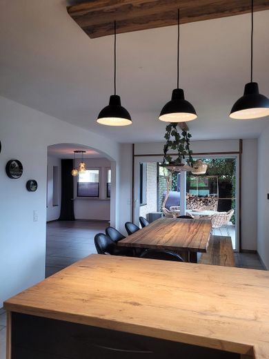 Casa familiare ammodernata con possibilità di appartamento separato, impianto fotovoltaico, riscaldamento a pavimento e classe di efficienza energetica B – Essbereich