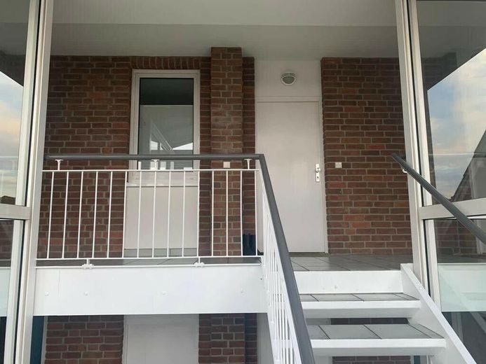 Senza provvigione: appartamento maisonette di 3,5 locali a Lüneburg (105m² di superficie abitabile), pompa di calore, balcone esposto a sud, posto auto – offenes und helles Treppenhaus