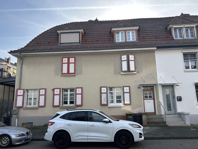 Reihenmittelhaus mit Altbaucharakter und Garten in LU-Mundenheim – Vorderansicht 