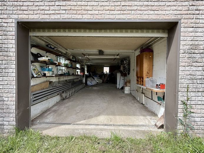 Fröndenberg-Ardey: Attraktives und solides Wohnhaus in Privatstraße mit drei vermieteten Einheiten! – Garage